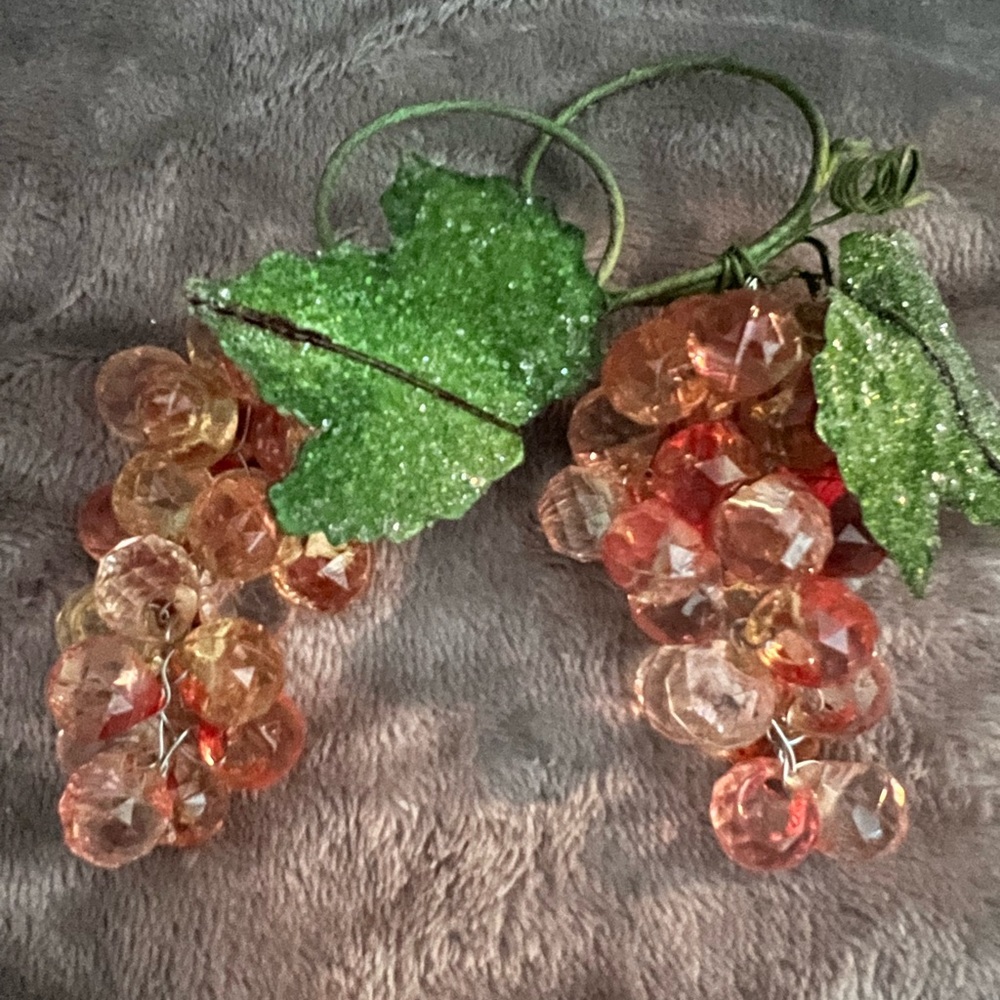Vintage Acrylic Lucite Grapes Cluster Peach Faceted Napkin Rings Sugared Leaves